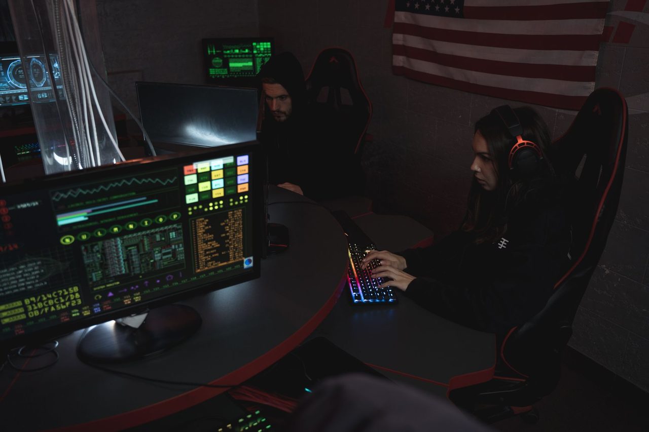 Pessoa segurando celular com alerta bancário suspeito — estelionato digital phishing o que fazer