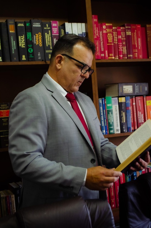 Dr. Wander Barbosa estudando processo criminal de corrupção